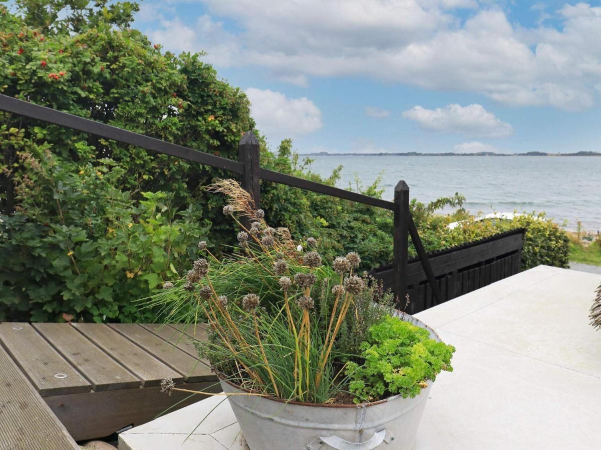 4 Person Holiday Home In Mesinge Bagian luar foto